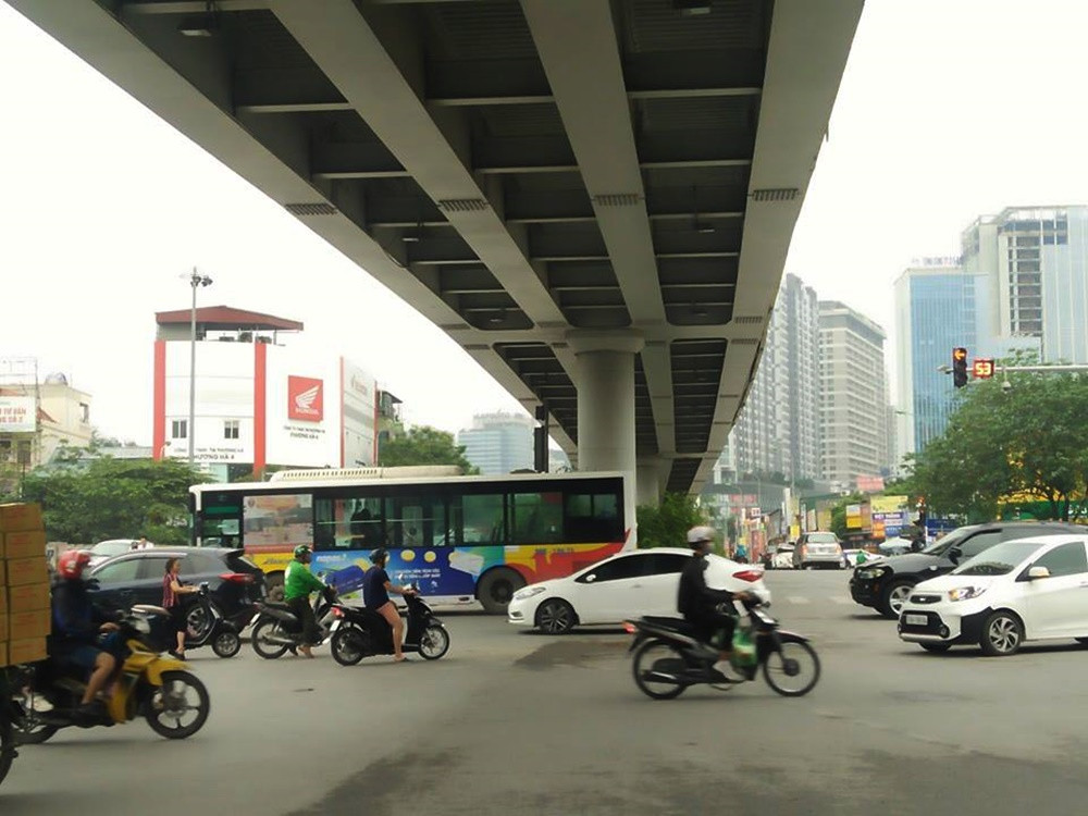 Đường không quá đông, nhưng do các xe máy vượt đèn đỏ nên giao thông ở chân cầu vượt Láng Hạ - Lê Văn Lương thường xuyên bị hỗn loạn.