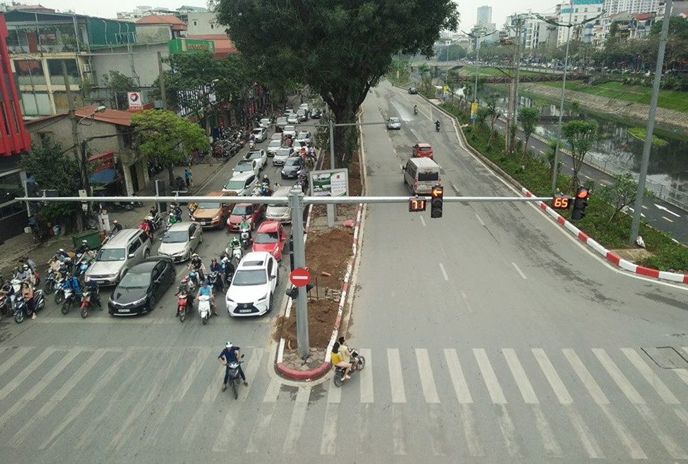 Những ngày thường tuyến đường Láng thường xuyên rơi vào cảnh ùn tắc, nhưng hôm nay rất thưa vắng người qua lại.