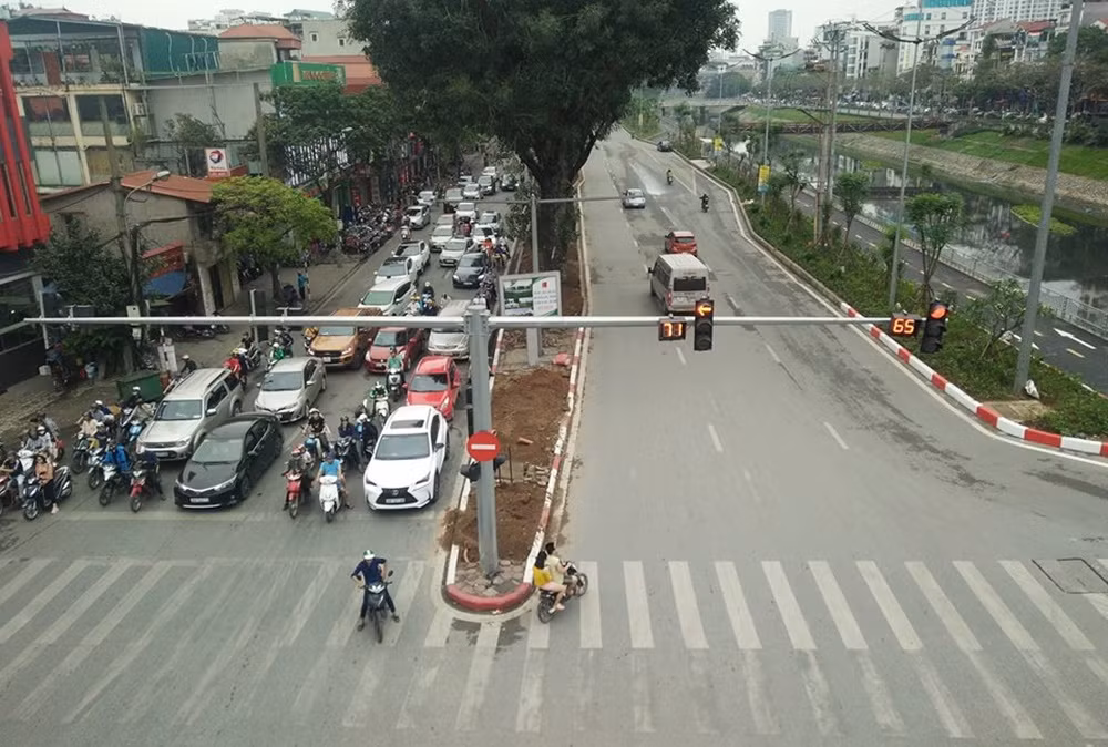 Những ngày thường tuyến đường Láng thường xuyên rơi vào cảnh ùn tắc, nhưng hôm nay rất thưa vắng người qua lại.
