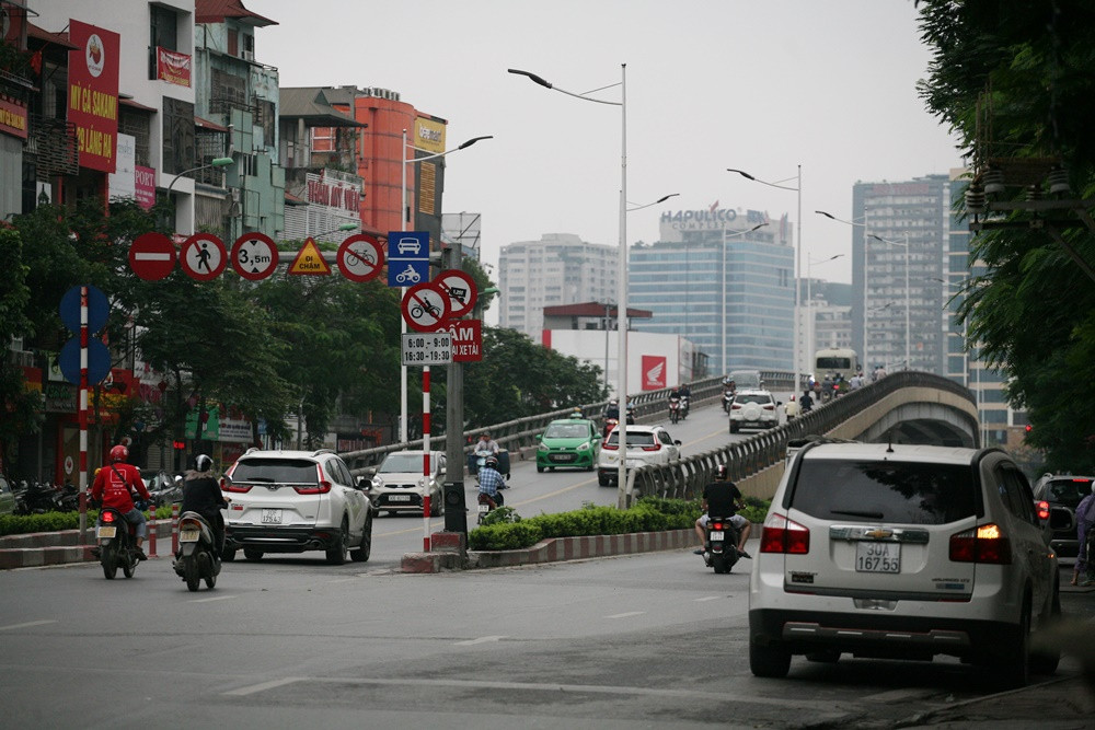 Tại khu vực cầu vượt Láng Hạ - Lê Văn Lương, giao thông thông thoáng, người đi đường rất thoải mái.