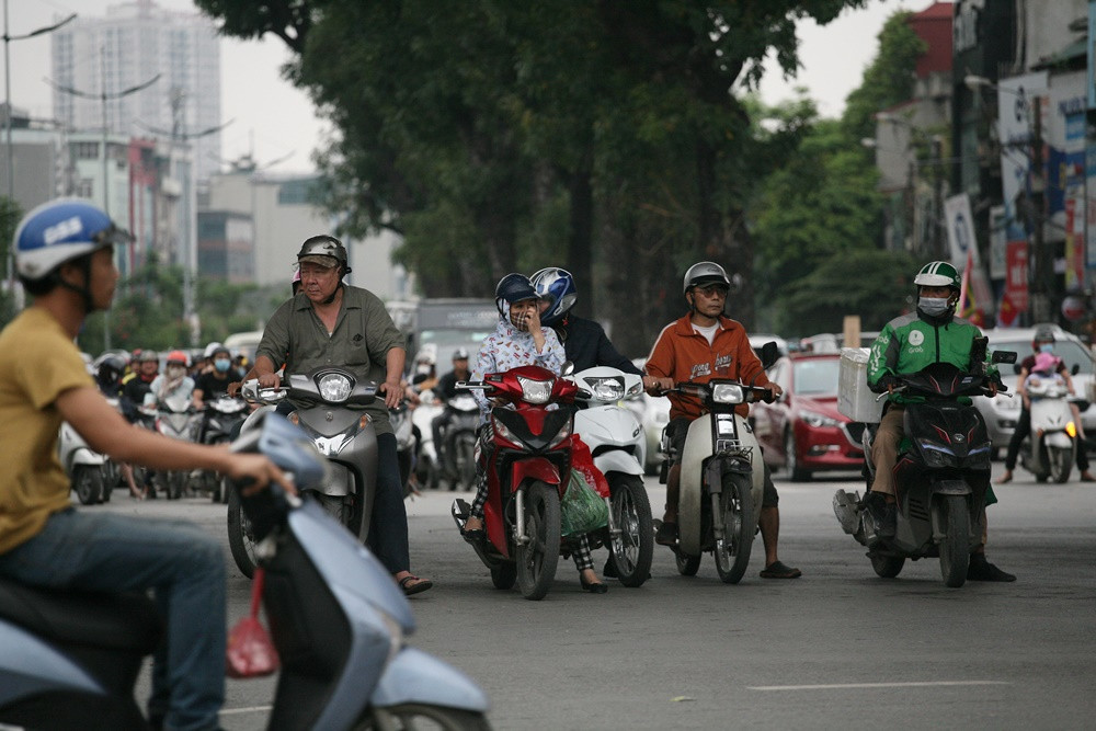 Hình ảnh vô cùng xấu xí của người dân thản nhiên vượt đèn đỏ trên đường Láng.