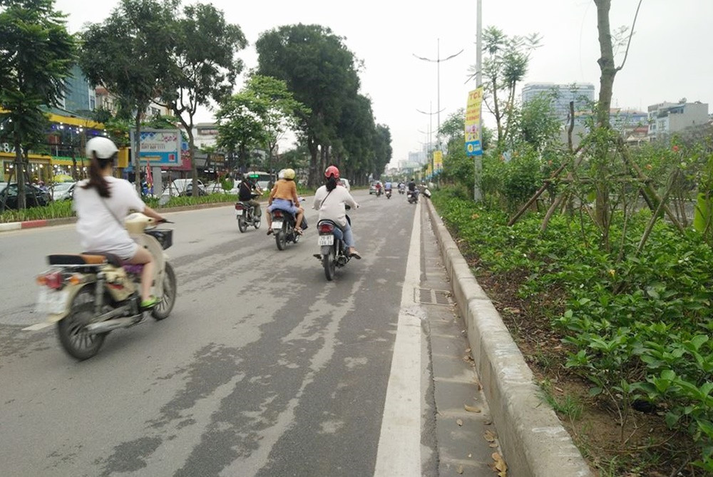 Từ 6h sáng đến khoảng 10h ngày 15/4, giao thông trên tuyến đường Láng chỉ thưa thớt các phương tiện như thế này.