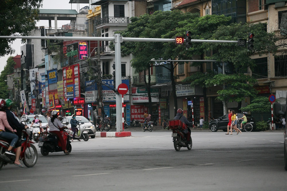 Mặc dù giao thông ở Hà Nội trong dịp nghỉ lễ Giỗ Tổ Hùng Vương 2019 rất thông thoáng nhưng nhiều người đi đường vẫn "vô tư" vượt đèn đỏ tại các ngã tư.