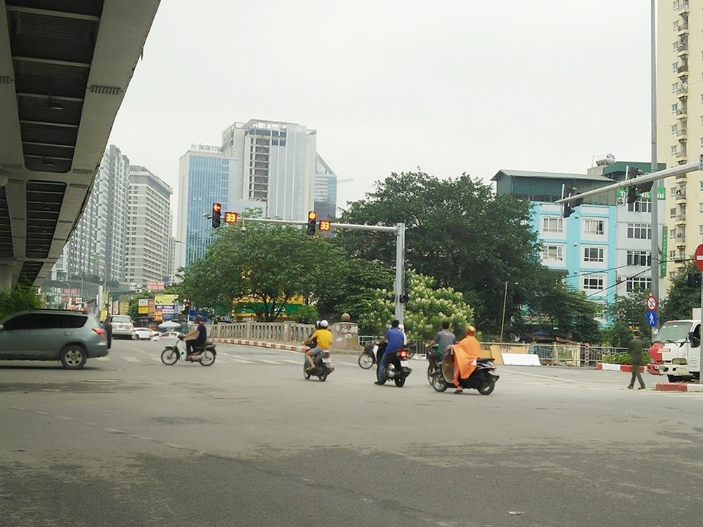 Xe máy nối đuôi nhau vượt đèn đỏ.