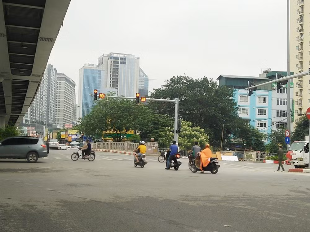 Xe máy nối đuôi nhau vượt đèn đỏ.