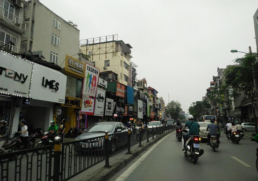 Tuyến phố Chùa Bộc vào giờ cao điểm buổi sáng cũng thường xuyên đông đúc, người và phương tiện hầu như toàn phải chen chúc nhau, nhưng hôm nay tuyến đường này cũng thưa thớt người qua lại.