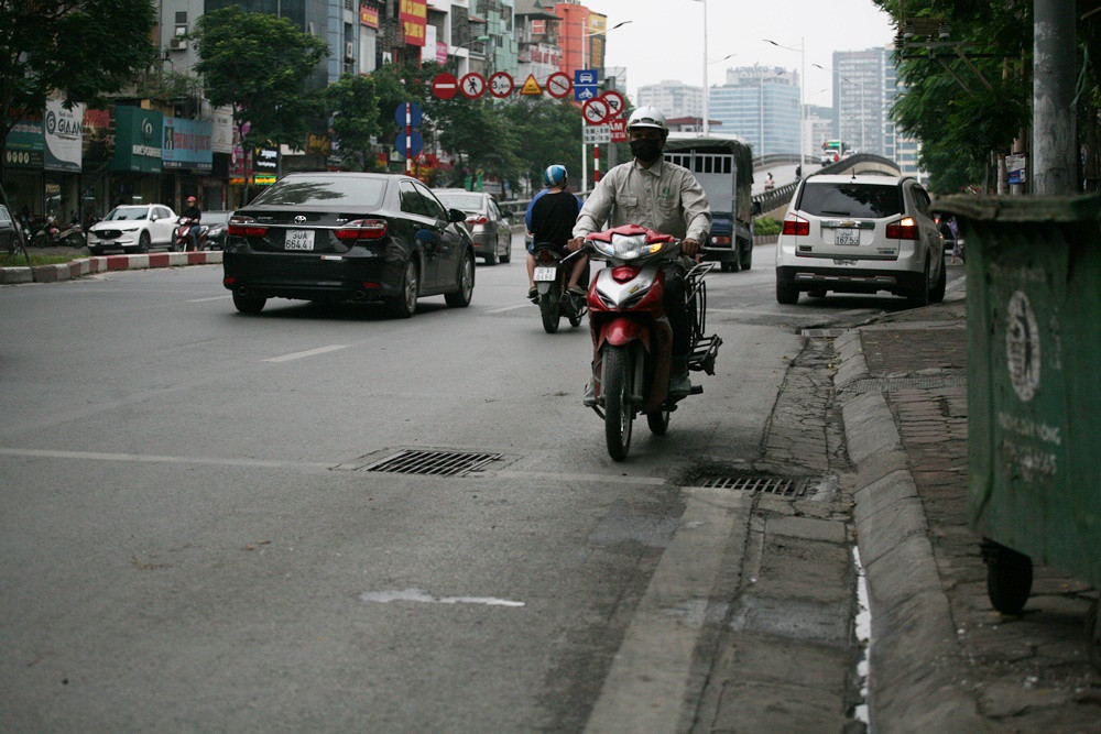 Thậm chí, còn có một số người do thấy đường vắng vẻ nên bất chấp phóng xe máy ngược chiều với tốc độ nhanh vô cùng nguy hiểm.