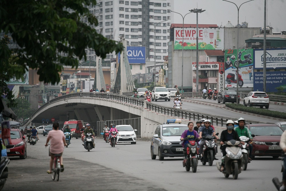 Hinh anh xau xi cua nguoi dan vi pham giao thong o Ha Noi dip nghi Gio To