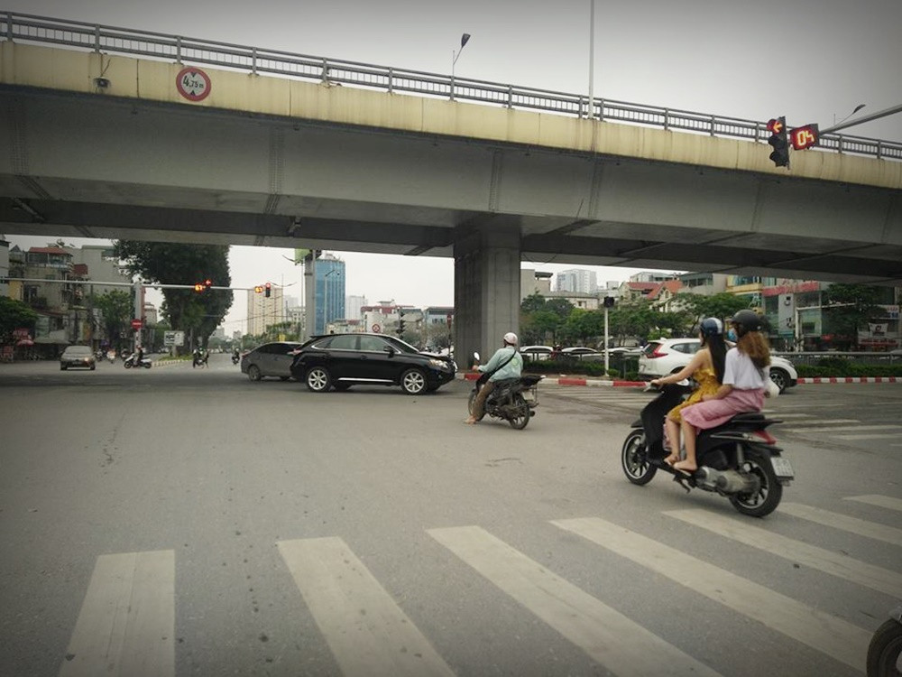 Cả những cô gái ăn mặc sang chảnh, đi xe ga đắt tiền cũng thiếu ý thức khi tham gia giao thông.