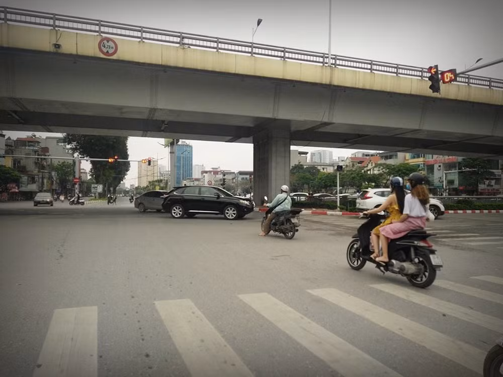 Cả những cô gái ăn mặc sang chảnh, đi xe ga đắt tiền cũng thiếu ý thức khi tham gia giao thông.