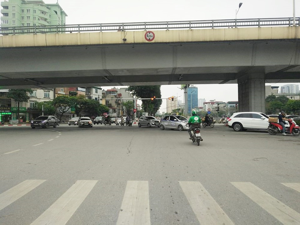 Một trong số các nguyên nhân dẫn đến tai nạn giao thông là những hành vi thiếu ý thức của người điều khiển phương tiện vượt đèn đỏ như thế này.