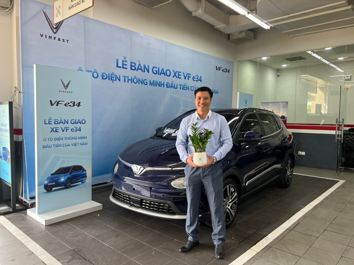 Chu xe dien trai long sau mot thoi gian “chuyen xang sang dien”