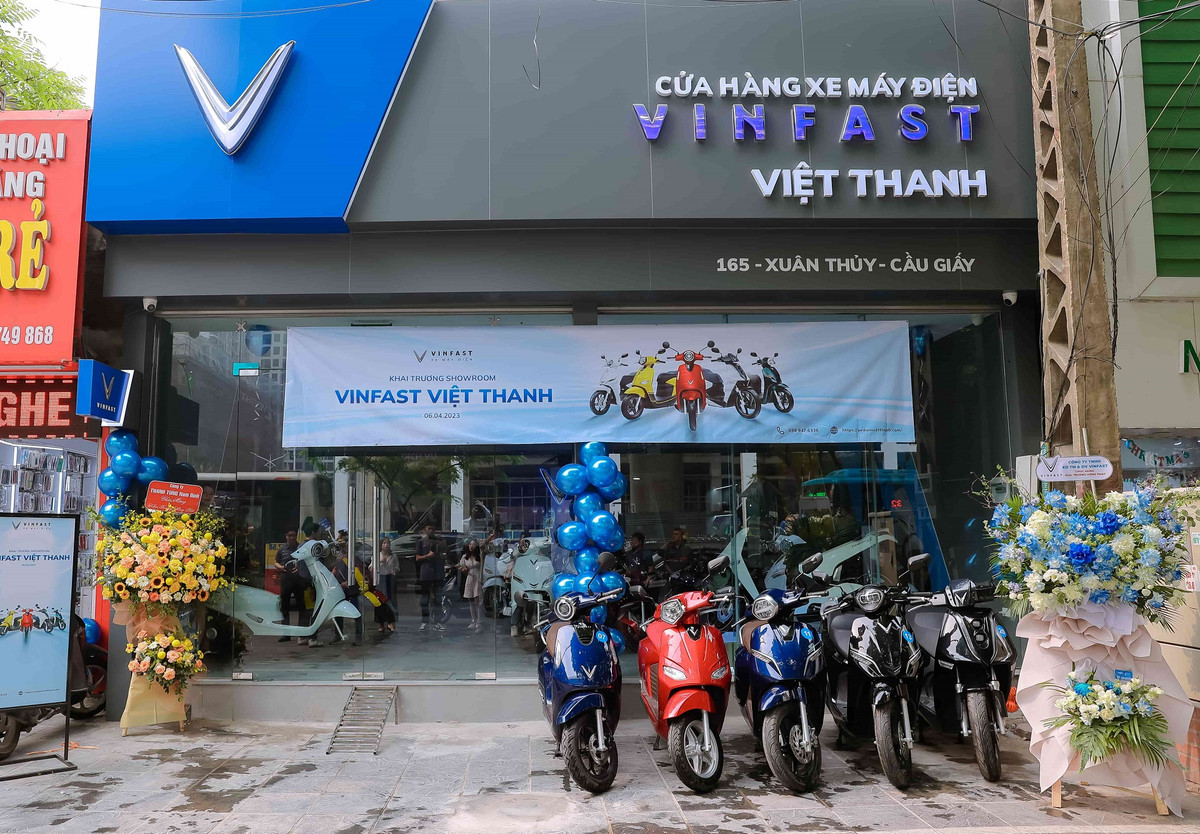 Khai truong dai ly uy quyen xe may dien VinFast dau tien tai Ha Noi nam 2023