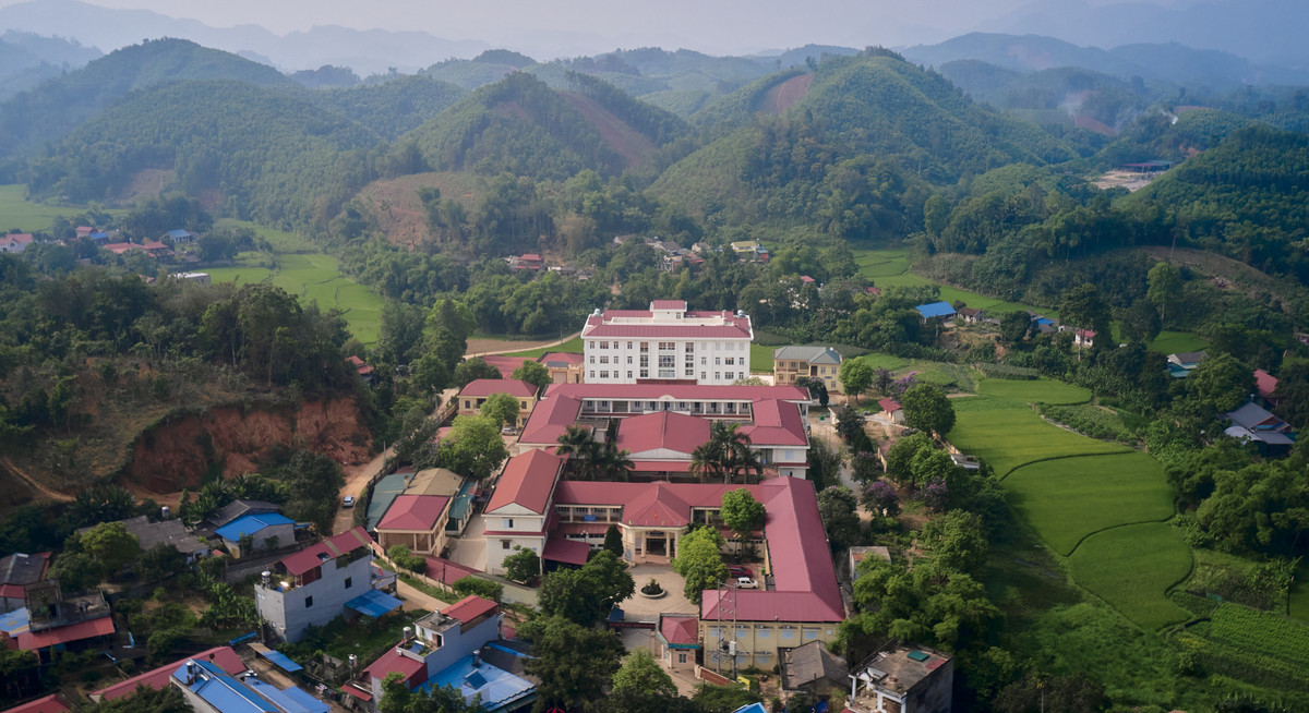 Sun Group chuyen giao toa Nha kham chua benh - Benh vien Da khoa huyen Dinh Hoa