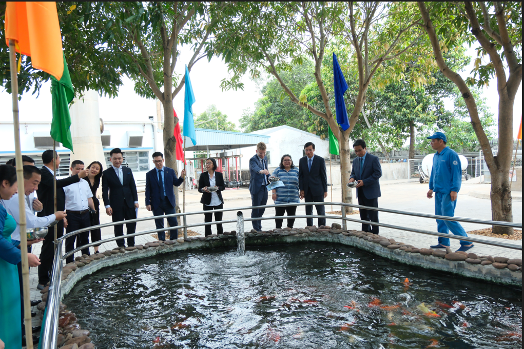 Vinamilk la cong ty sua dau tien tai Viet Nam co nha may va trang trai dat chung nhan trung hoa carbon-Hinh-8