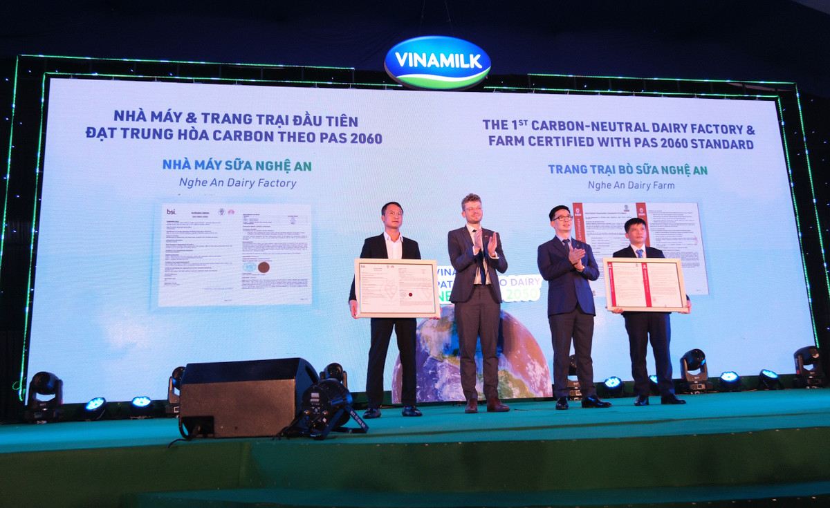 Vinamilk la cong ty sua dau tien tai Viet Nam co nha may va trang trai dat chung nhan trung hoa carbon-Hinh-3