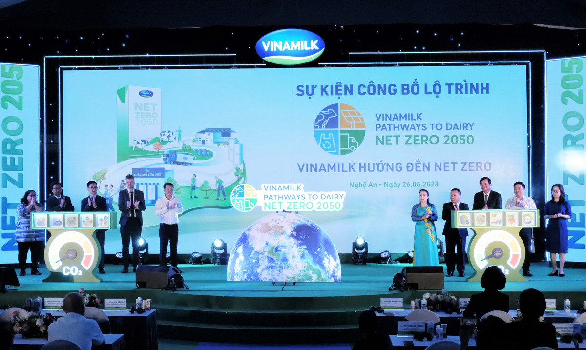 Vinamilk la cong ty sua dau tien tai Viet Nam co nha may va trang trai dat chung nhan trung hoa carbon