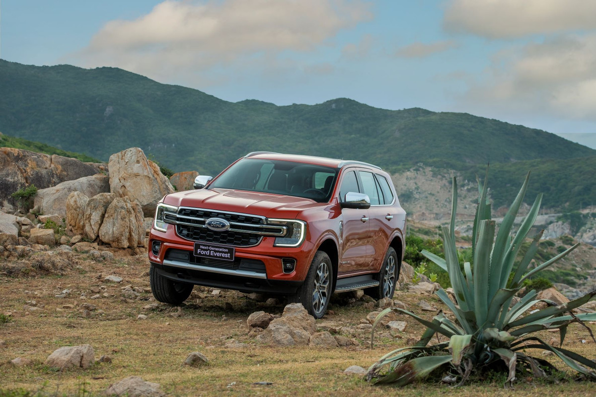 Ford Everest 2023 tai Viet Nam ban Titanium 4x2 voi cong nghe an toan, thong minh