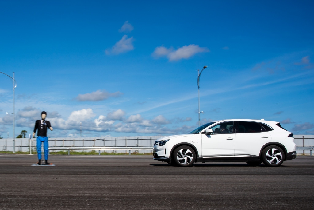 Vi sao xe dien dam chac va an toan hon xe xang?-Hinh-3