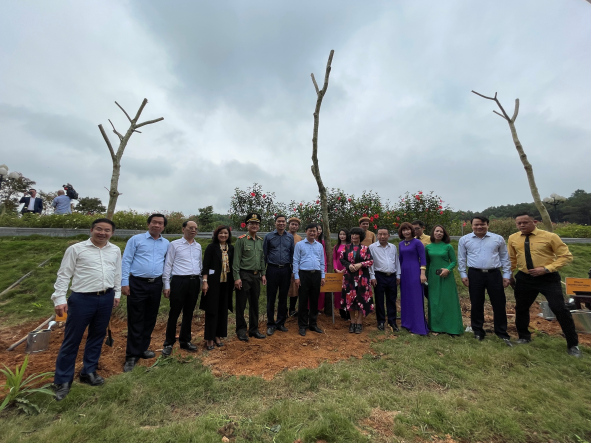 Le phat dong “Tet trong cay nho on Bac Ho” tai Den Chung Son: GIEO MAM XANH, GAT HY VONG-Hinh-5