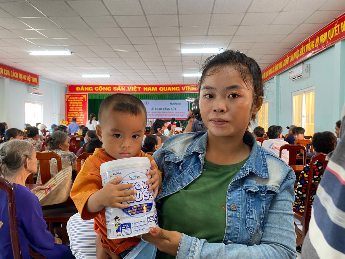 Nutifood tặng hàng nghìn phần quà cho trẻ em nghèo nhân dịp tết thiếu nhi - Hình 3 Nutifood tang hang nghin phan qua cho tre em ngheo nhan dip tet thieu nhi-Hinh-3