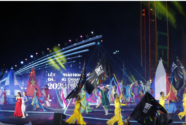 Khai mạc Lễ hội Pháo hoa Quốc tế Đà Nẵng 2023 - ấn tượng từ sân khấu đến pháo hoa - Hình 9 Khai mac Le hoi Phao hoa Quoc te Da Nang 2023 - an tuong tu san khau den phao hoa-Hinh-9