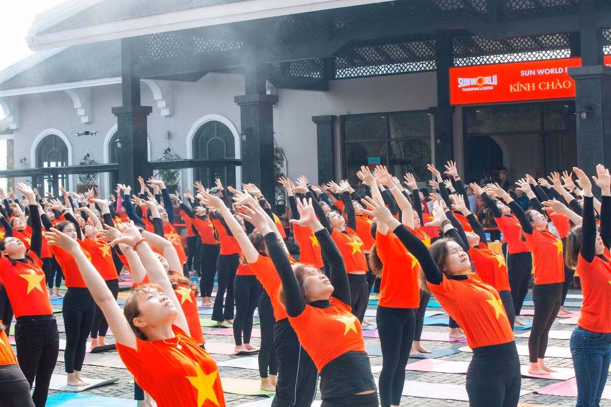 500 nguoi dong dien Yoga chao mat troi tai Fansipan