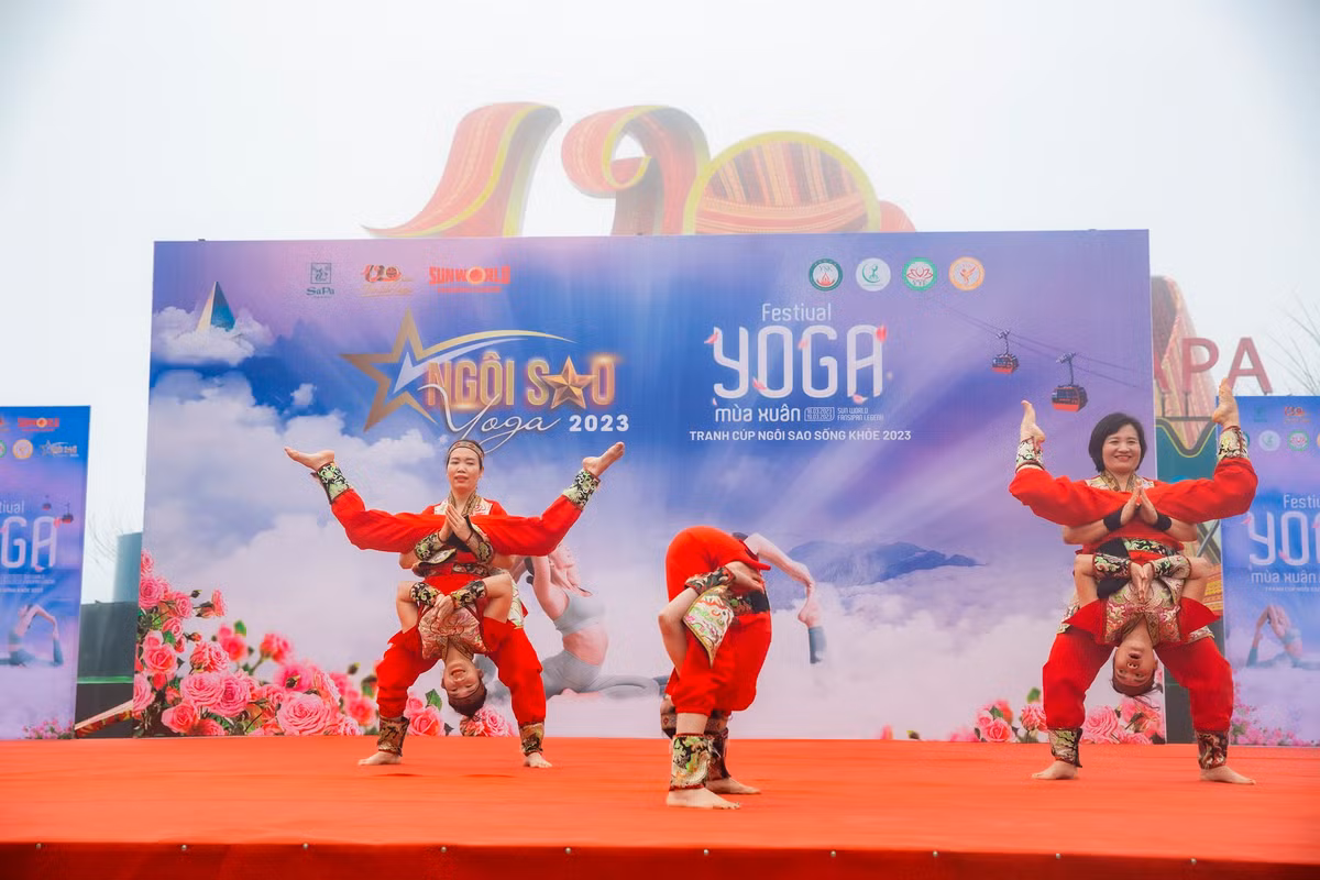 500 nguoi dong dien Yoga chao mat troi tai Fansipan-Hinh-12