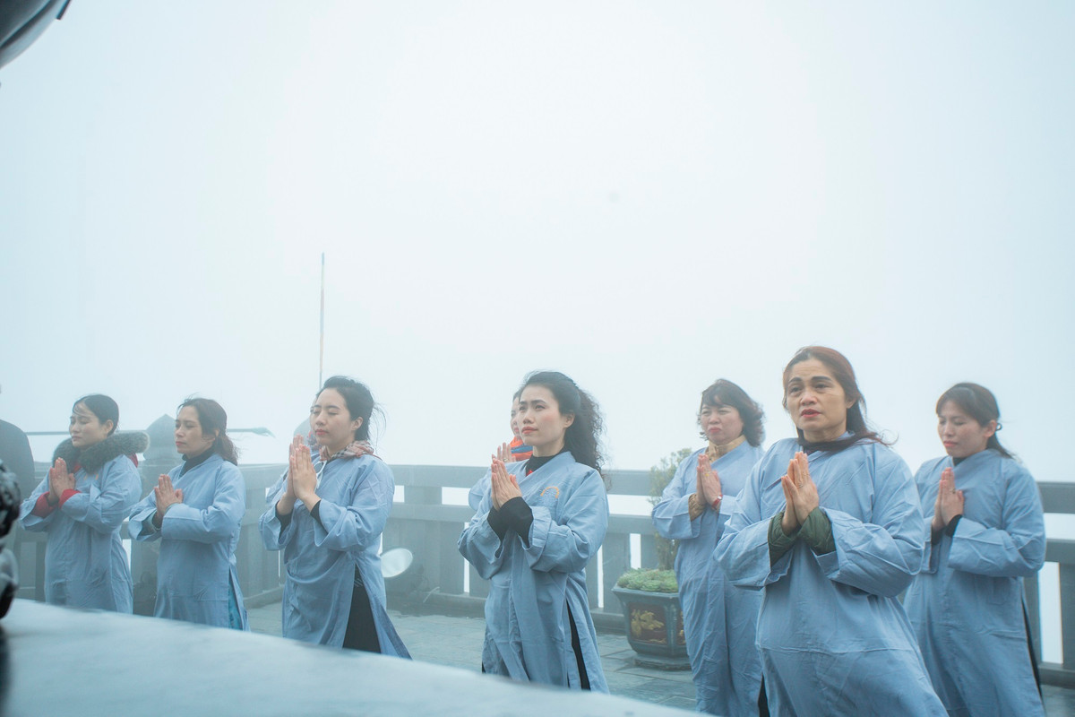 500 nguoi dong dien Yoga chao mat troi tai Fansipan-Hinh-6