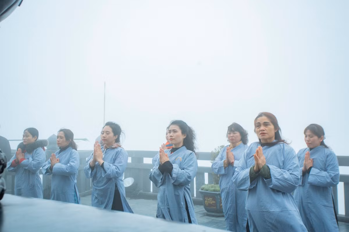 500 nguoi dong dien Yoga chao mat troi tai Fansipan-Hinh-6