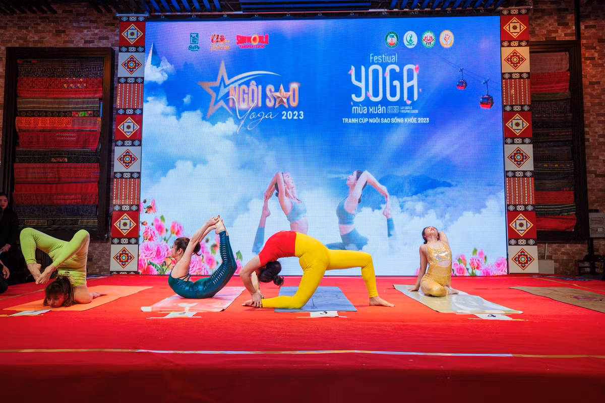 500 nguoi dong dien Yoga chao mat troi tai Fansipan-Hinh-10