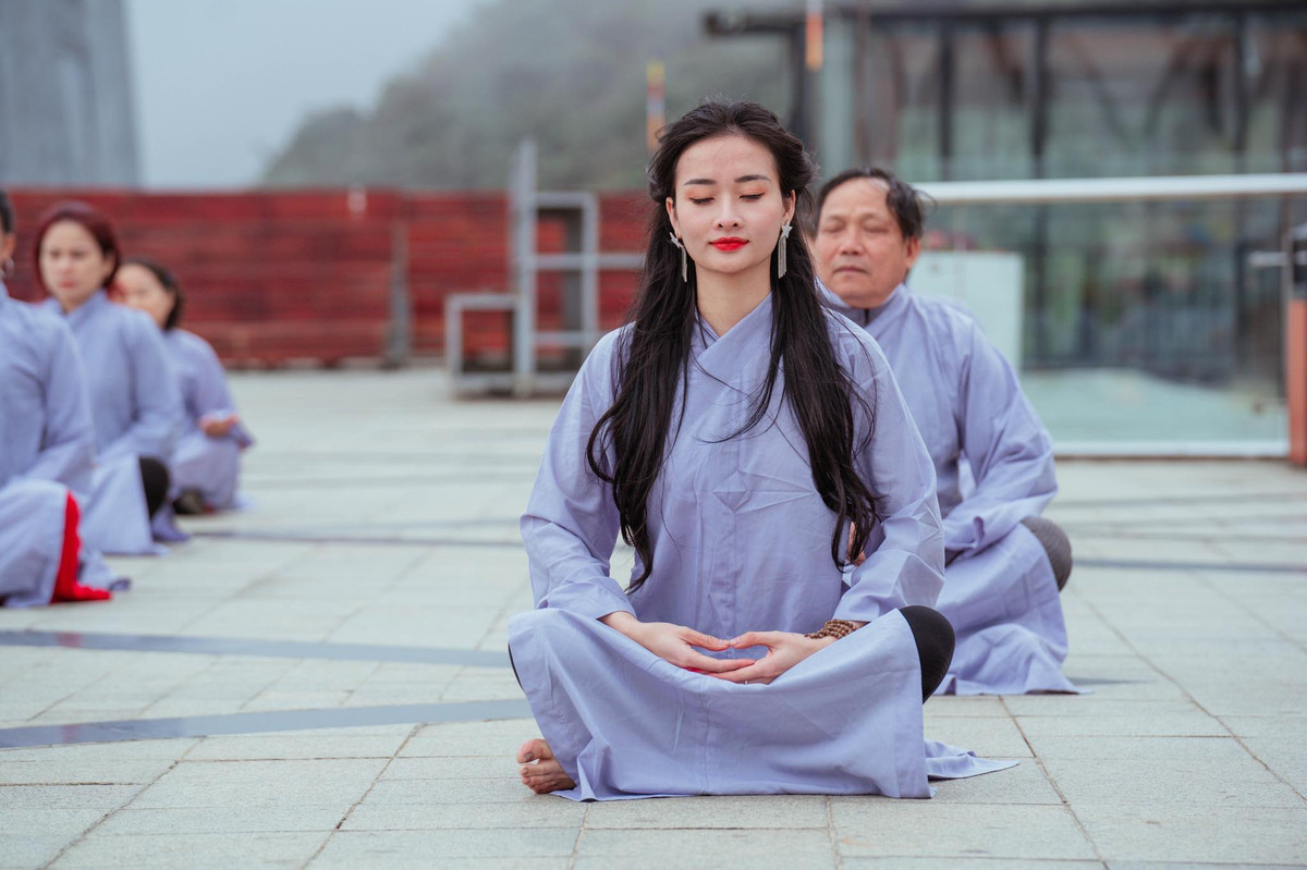 500 nguoi dong dien Yoga chao mat troi tai Fansipan-Hinh-8