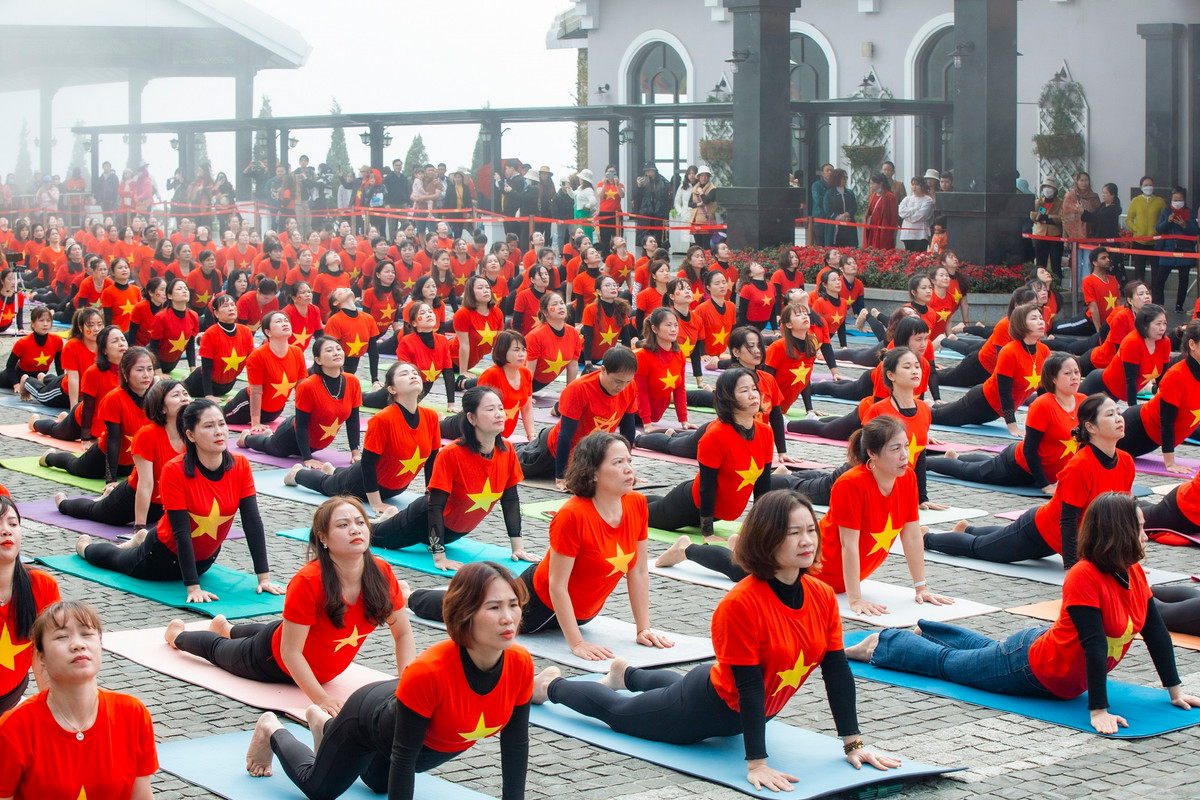 500 nguoi dong dien Yoga chao mat troi tai Fansipan-Hinh-2