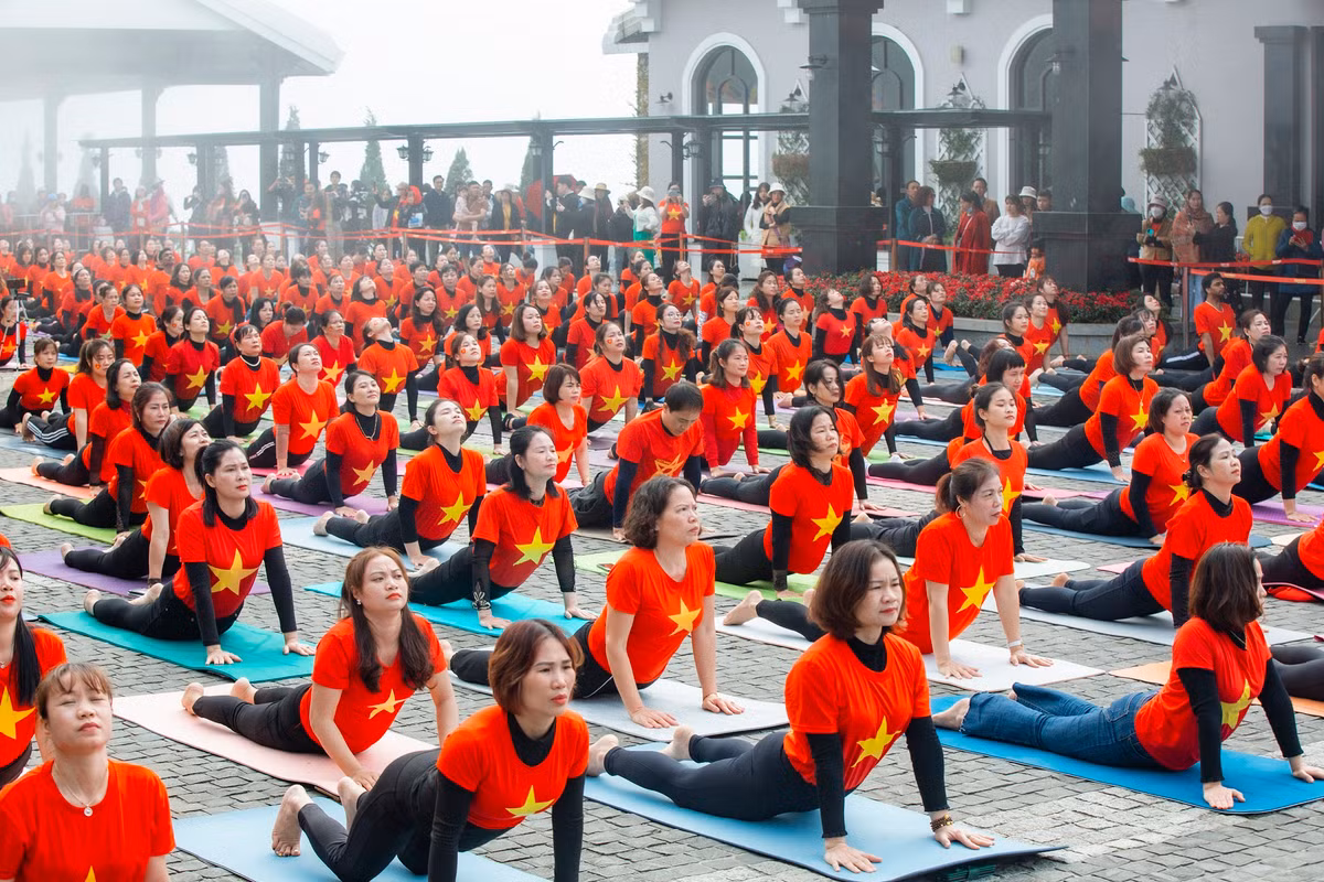 500 nguoi dong dien Yoga chao mat troi tai Fansipan-Hinh-2