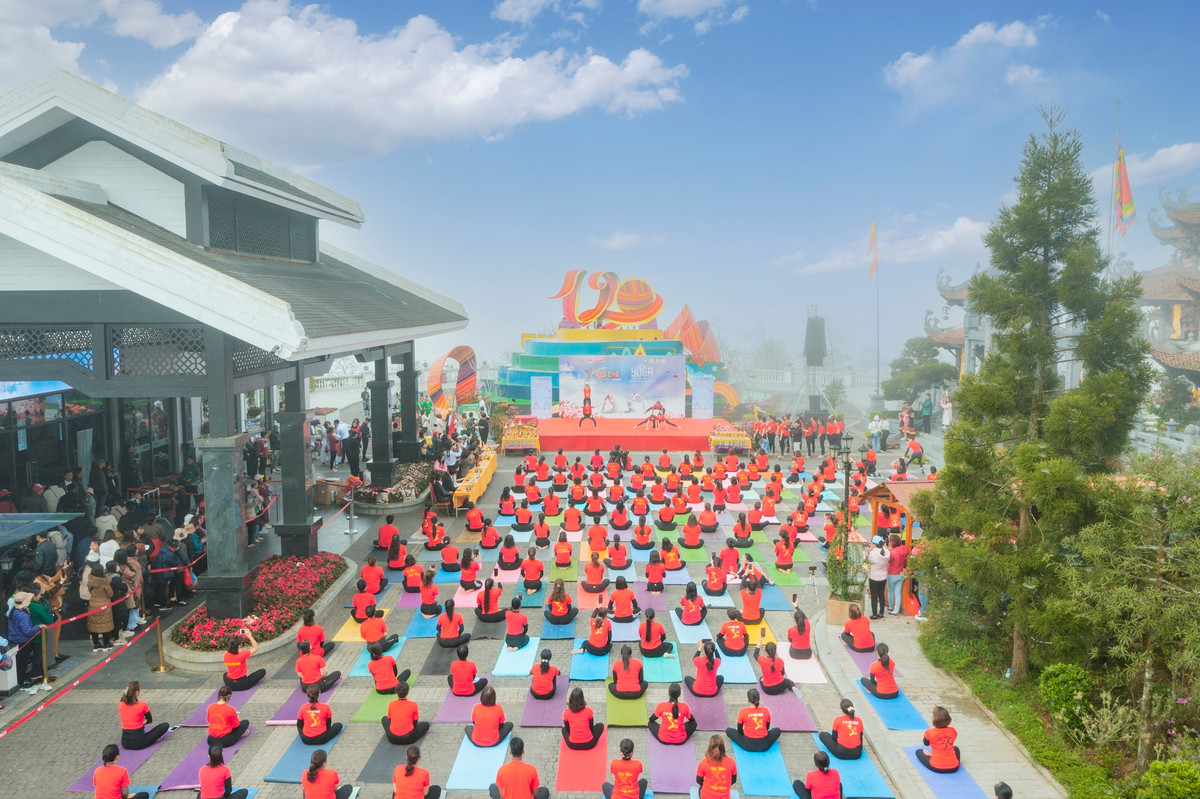 500 nguoi dong dien Yoga chao mat troi tai Fansipan-Hinh-4