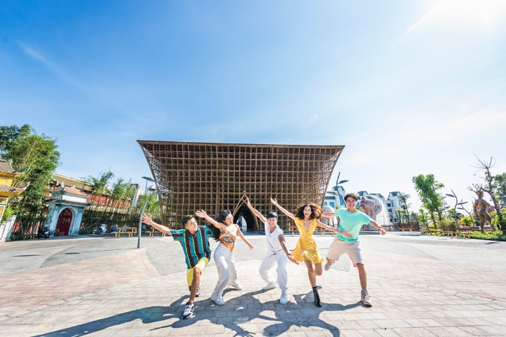 Tren tay 1 trieu dong den Grand World “song ao dien dao” tu ngay sang dem