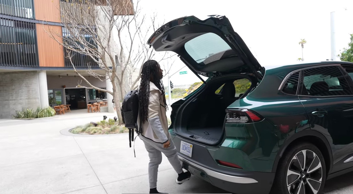 Lái xe VF 8 là một trải nghiệm thực sự thú vị - Hình 2 Lai xe VF 8 la mot trai nghiem thuc su thu vi-Hinh-2