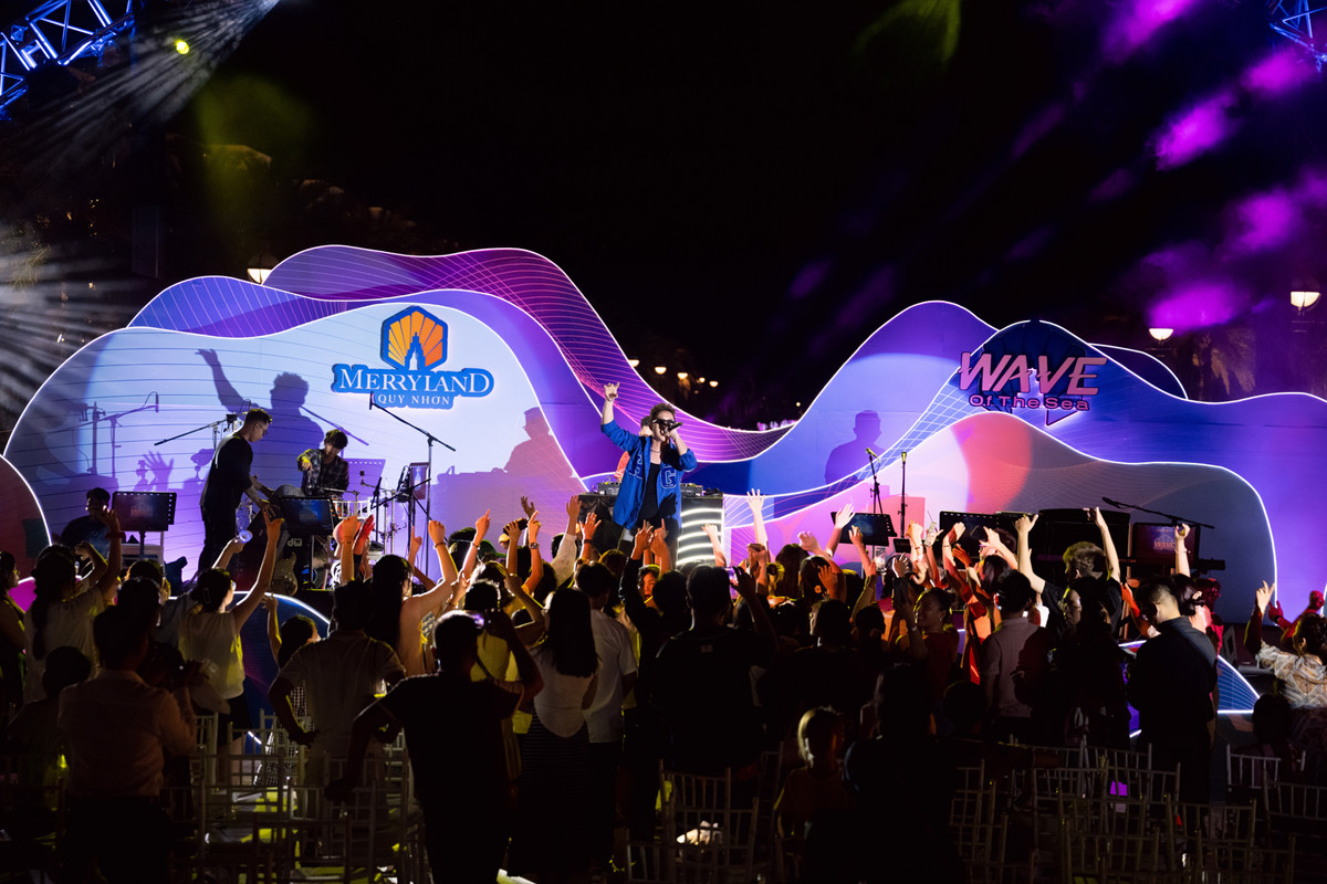 Sóng nhạc hòa nhịp sóng biển, MerryLand Quy Nhơn bùng nổ trong đêm nhạc - Hình 4 Song nhac hoa nhip song bien, MerryLand Quy Nhon bung no trong dem nhac-Hinh-4