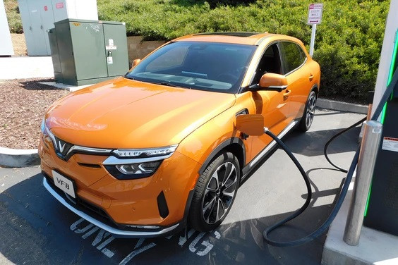 Driving Canada: VF 8 la 1 trong 3 mau xe dien dep nhat hien nay o Canada-Hinh-4