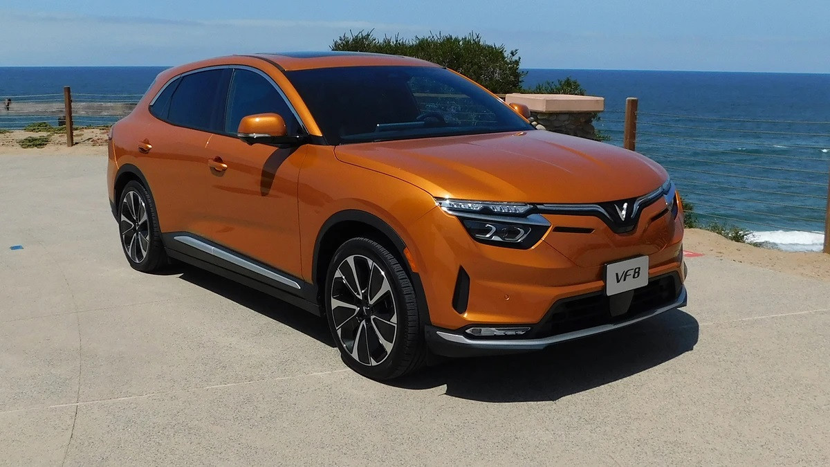 Driving Canada: VF 8 la 1 trong 3 mau xe dien dep nhat hien nay o Canada