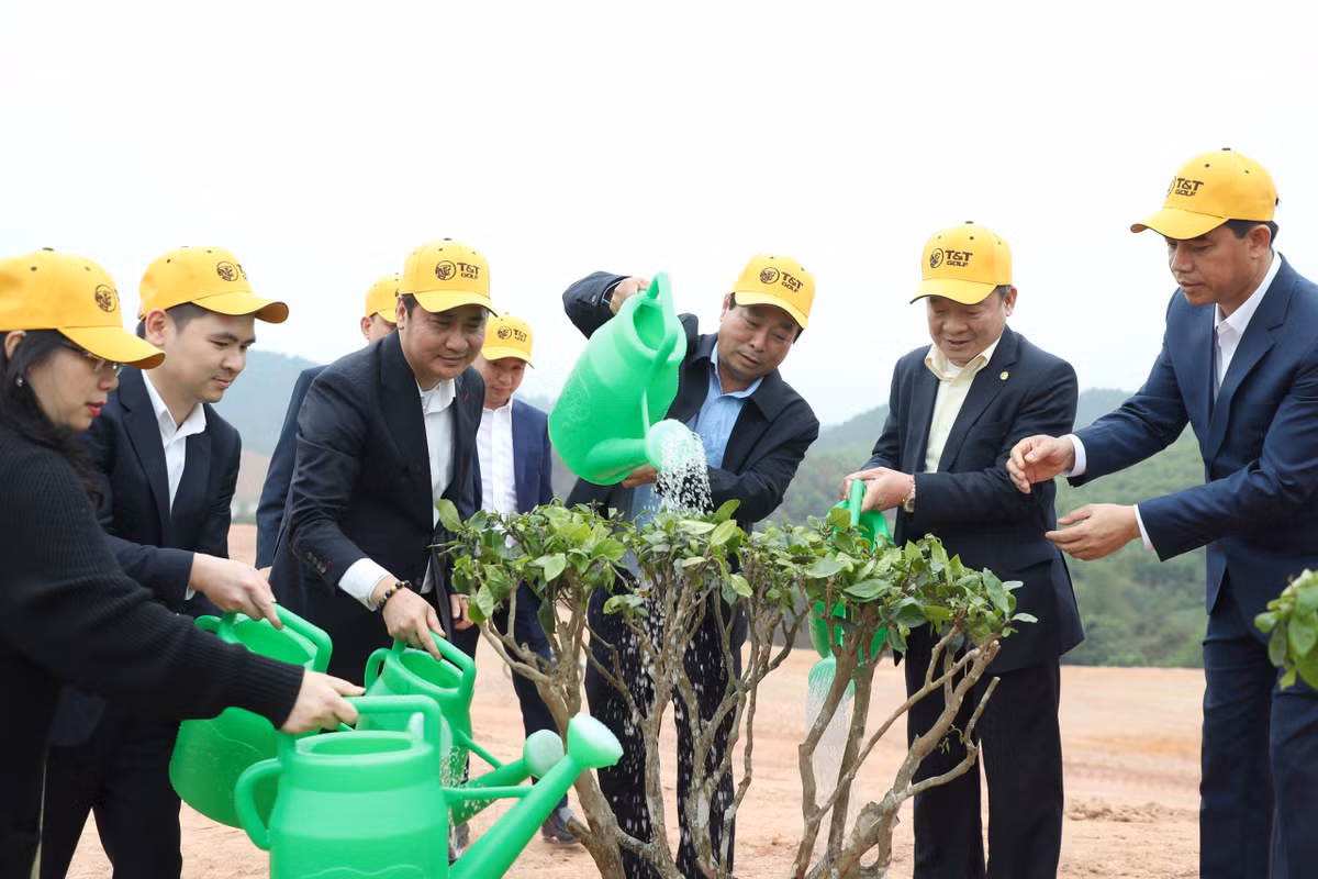 Phát động trồng cây phủ xanh 16 ha dự án sân golf tại tỉnh Phú Thọ - Hình 6 Phat dong trong cay phu xanh 16 ha du an san golf tai tinh Phu Tho-Hinh-6