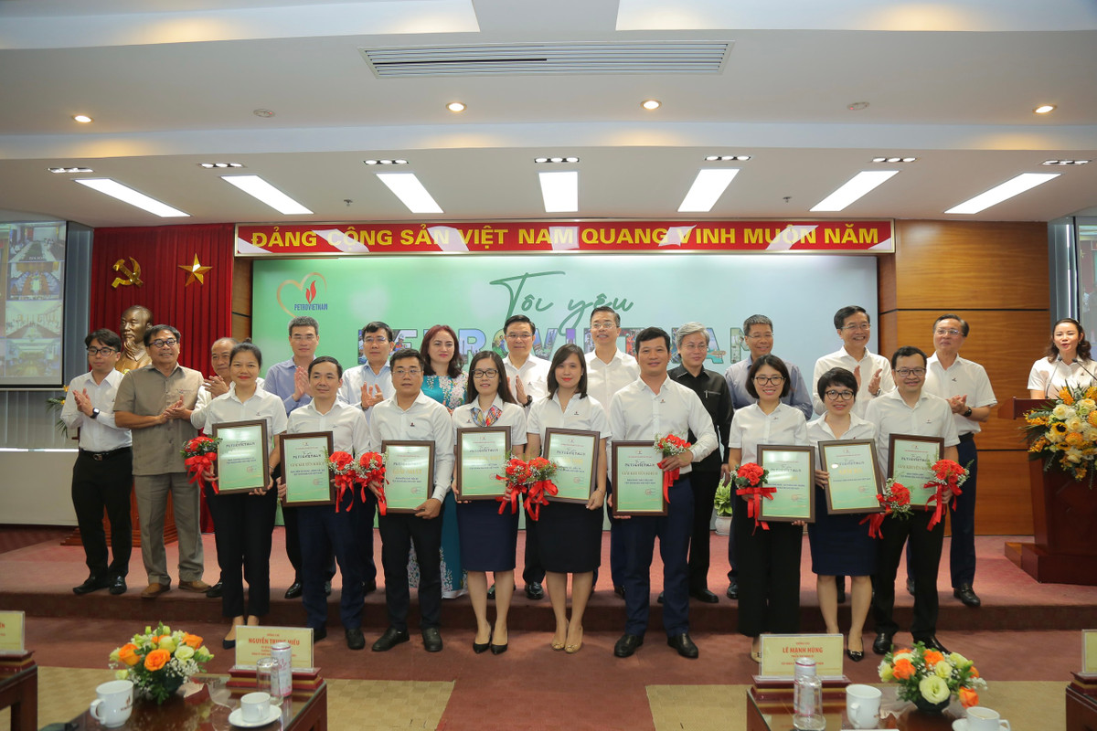 Trao giai cuoc thi online “Toi yeu Petrovietnam”