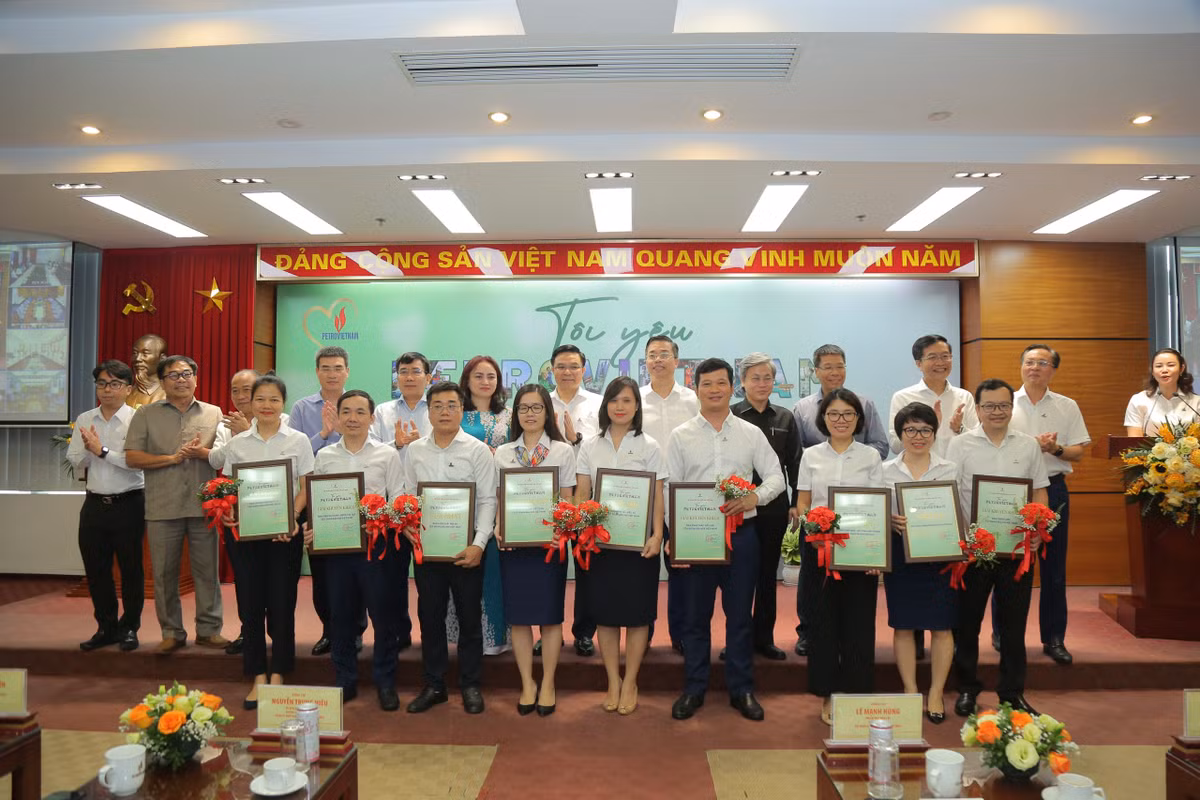 Trao giai cuoc thi online “Toi yeu Petrovietnam”