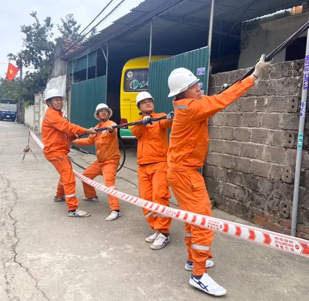 EVNHANOI dang no luc de dam bao cung ung dien an toan, lien tuc va on dinh phuc vu Thu do trong nam 2023