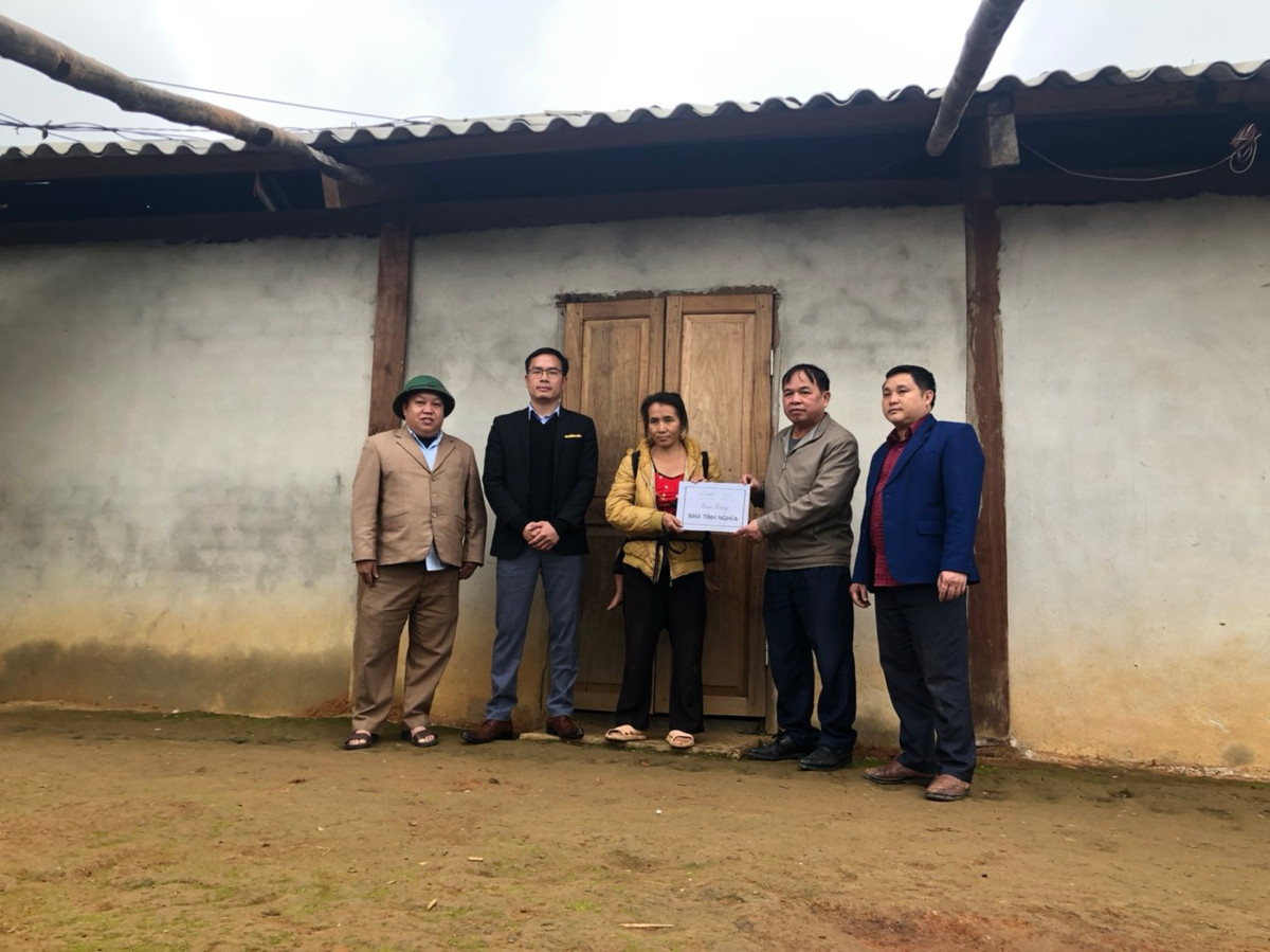 Bàn giao 10 ngôi nhà tình nghĩa cho người dân xã biên giới Na Ngoi Ban giao 10 ngoi nha tinh nghia cho nguoi dan xa bien gioi Na Ngoi