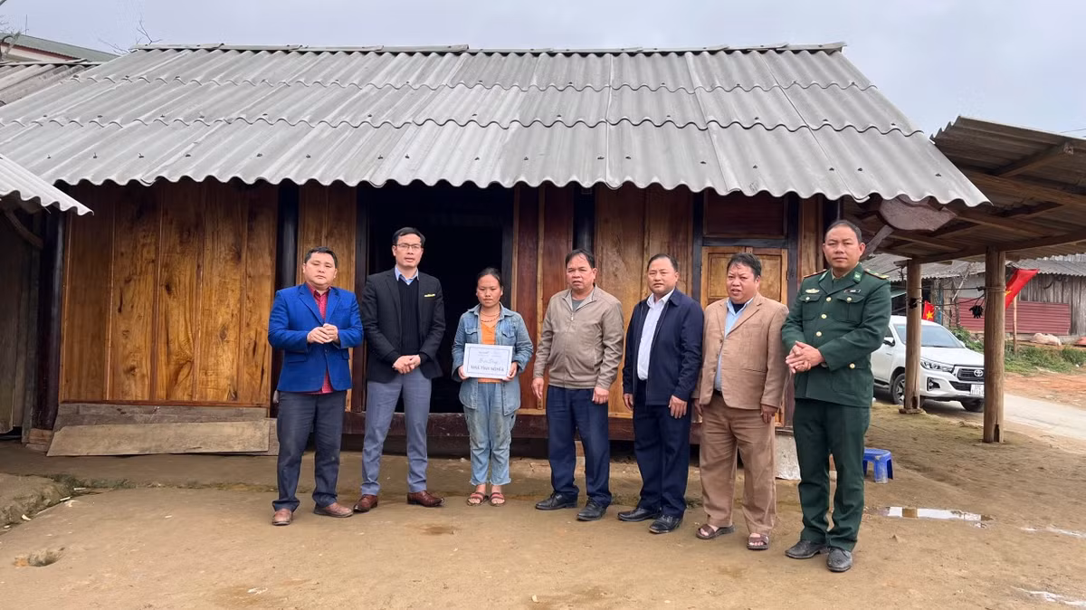 Ban giao 10 ngoi nha tinh nghia cho nguoi dan xa bien gioi Na Ngoi-Hinh-3