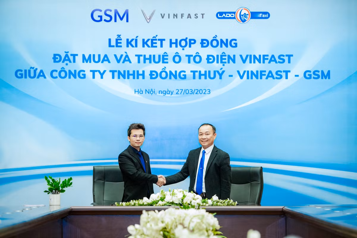 Lado Taxi thue 500 o to dien VinFast va mua bo sung 40 xe VF e34-Hinh-2