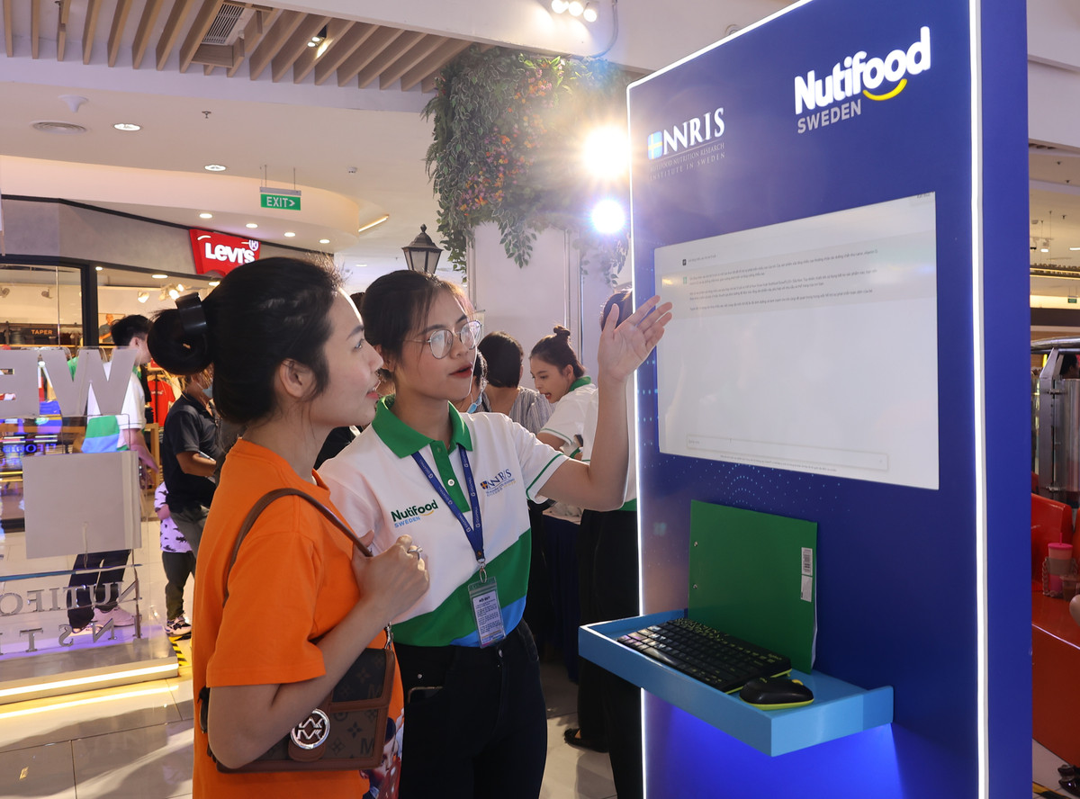 Hang ngan nguoi dung xep hang trai nghiem tai Trien lam Vien Nghien cuu Dinh duong Nutifood Thuy Dien-Hinh-2