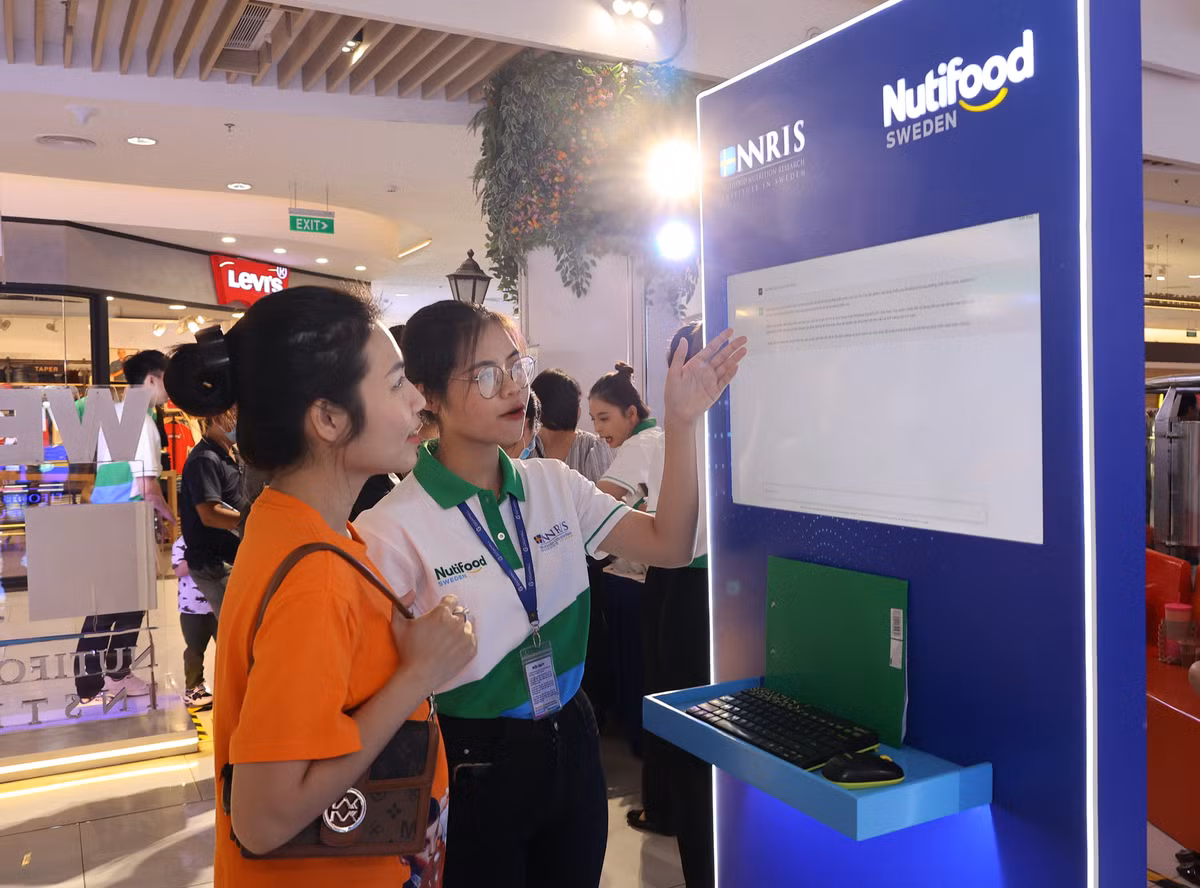 Hang ngan nguoi dung xep hang trai nghiem tai Trien lam Vien Nghien cuu Dinh duong Nutifood Thuy Dien-Hinh-2