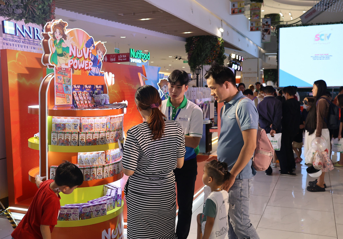 Hang ngan nguoi dung xep hang trai nghiem tai Trien lam Vien Nghien cuu Dinh duong Nutifood Thuy Dien-Hinh-3